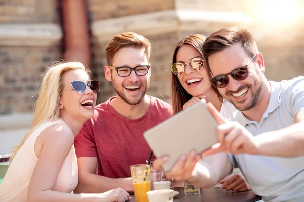 Groupe Jeunes Amis Heureux Prennent Selfie Ensemble Dans Café — Photo