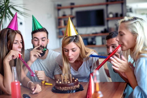 Gozada Amigos Felizes Comemorando Aniversário Casa — Fotografia de Stock