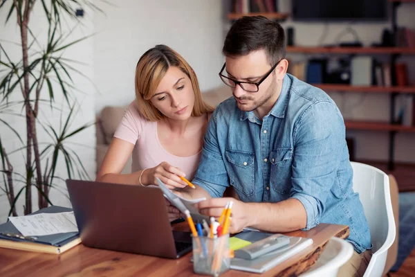 Pareja Joven Preocupada Revisando Facturas Casa — Foto de Stock