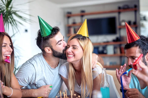 Een Groep Vrienden Die Thuis Hun Verjaardag Vieren Feest Vakantie — Stockfoto