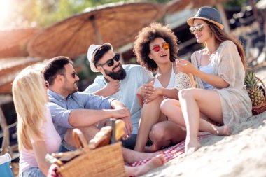 Yaz, tatil, tatil, müzik, mutlu insanlar arkadaş grubu kumsalda eğleniyor..