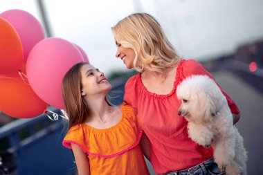 Güzel anne ve kız şehirde eğleniyor..