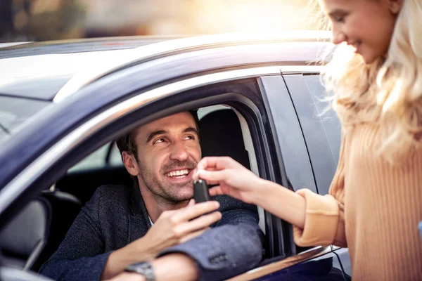 Hombre Recibiendo Las Llaves Nuevo Coche — Foto de Stock