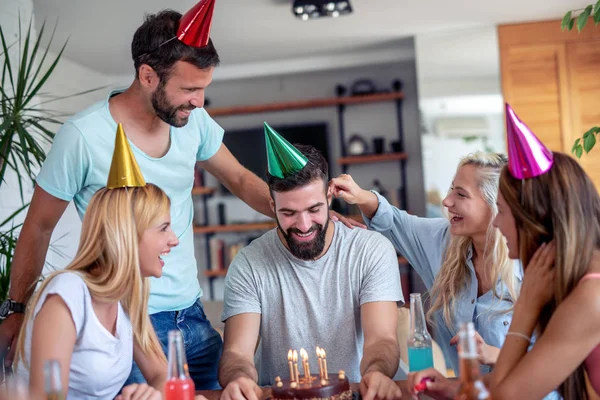 Группа Друзей Празднующих День Рождения Дома Вечеринка Праздник Счастье Веселье — стоковое фото
