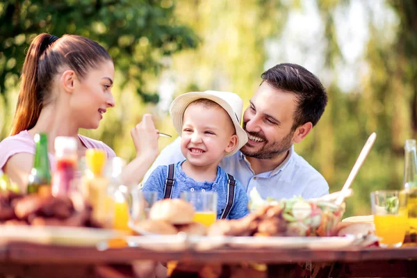 家族たちは庭でバーベキュー 一緒に楽しんで レジャー 人と食べ物のコンセプト — ストック写真