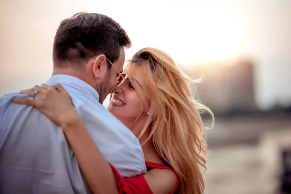 Koppel Liefde Genieten Van Samen Buitenshuis — Stockfoto