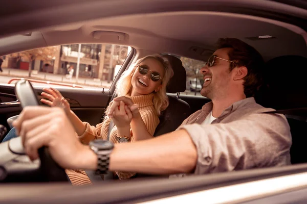 車の中で幸せな若いカップルは 一緒に楽しんで — ストック写真