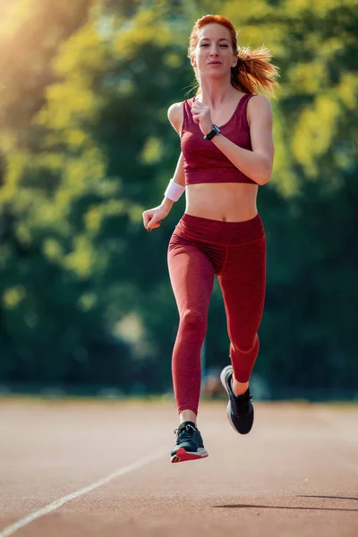 Mujer Joven Atlética Corriendo Naturaleza — Foto de Stock