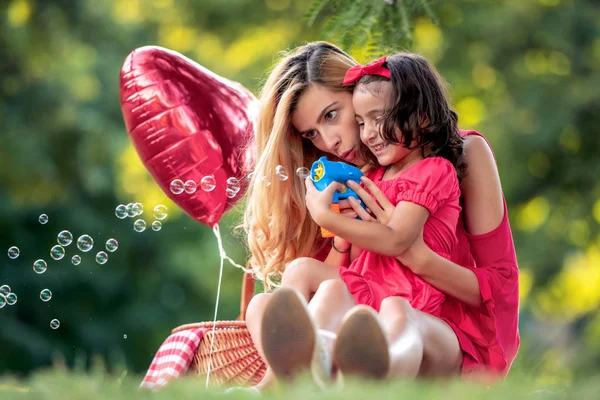 Красива Мати Дочка Дме Мильні Бульбашки Літньому Парку — стокове фото