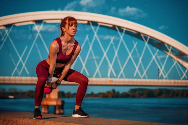 Ritratto Fitness Donna Allenamento Con Kettlebell Città — Foto Stock