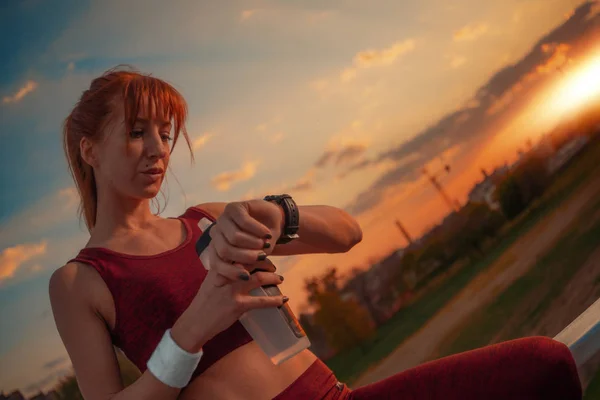 Fitness Frau Schaut Auf Sport Smartwatch — Stockfoto