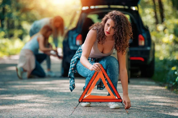 Les Filles Sur Route Essayant Réparer Leur Voiture Changer Pneu — Photo