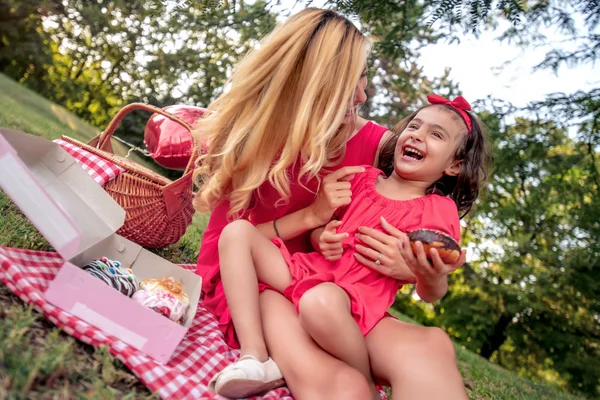 Молода Мама Дочка Розважаються Їдять Пончик — стокове фото