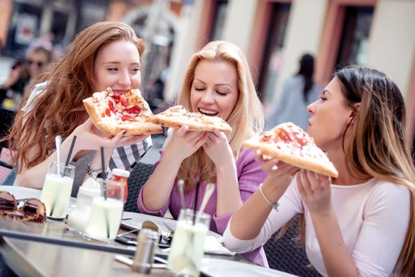 Три Веселые Девушки Едят Пиццу Открытом Ресторане Люди Еда Напитки — стоковое фото