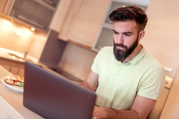 Молодий Чоловік Працює Домашнього Офісу Використовує Ноутбук — стокове фото