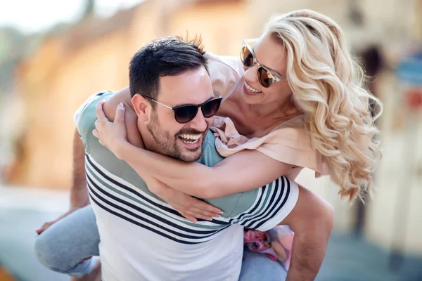 Casal Sorridente Amor Livre Jovem Casal Feliz Abraçando Rua Cidade — Fotografia de Stock