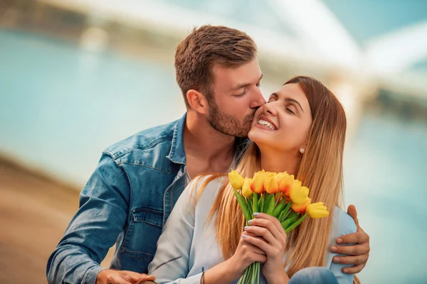 Glückliches Junges Paar Hat Spaß Freien Und Lächelt — Stockfoto