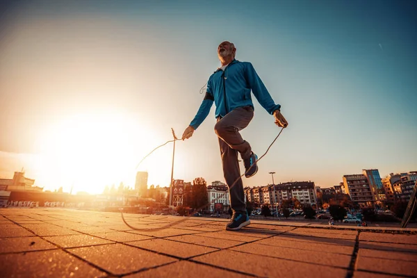 Yaşlı Adam Şehirde Koşuyor Koşmadan Önce Atlıyor — Stok fotoğraf