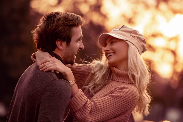 Romantic Young Couple Love Hugging Street — Stock Photo, Image