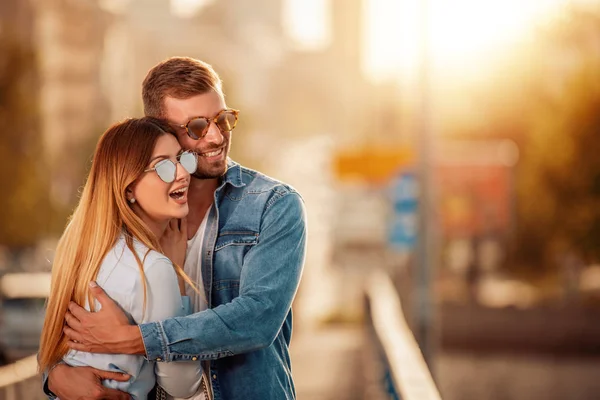 Feliz Jovem Casal Divertindo Livre Sorrindo — Fotografia de Stock