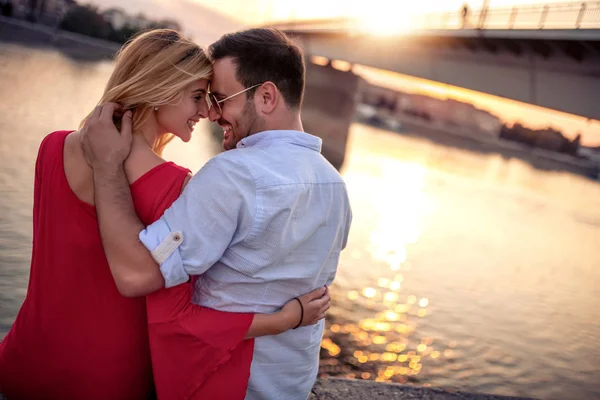 Romântico Jovem Casal Sentado Junto Rio Pôr Sol — Fotografia de Stock