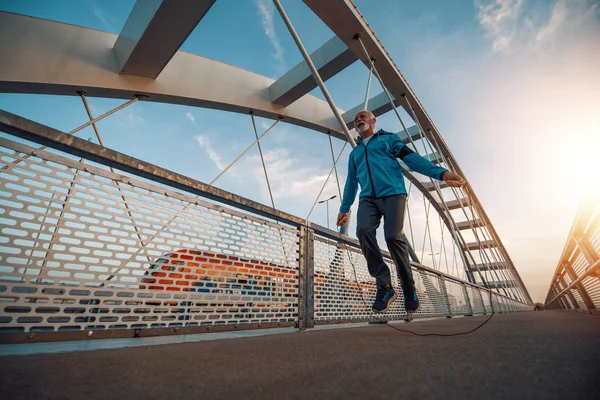 Ανώτερος Άνθρωπος Τρέχει Στην Πόλη Πηδάει Σχοινί Πριν Κάνει Τζόκινγκ — Φωτογραφία Αρχείου