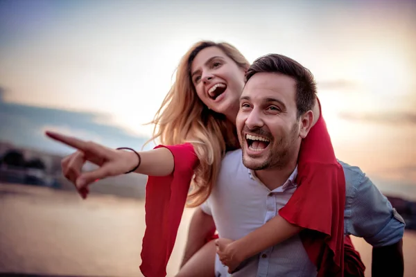 Gün Batımında Eğlenen Mutlu Bir Genç Çiftin Portresi — Stok fotoğraf
