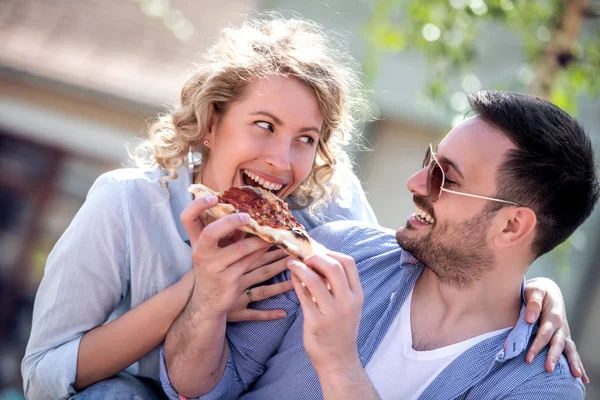 屋外ピザのスライスを共有の愛に幸せなカップル — ストック写真