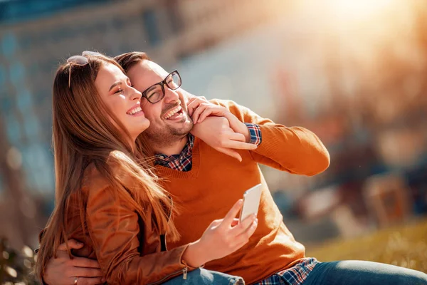 Feliz Jovem Casal Divertindo Livre Sorrindo — Fotografia de Stock