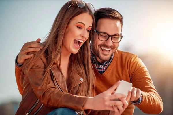 Felice Giovane Coppia Divertirsi All Aperto Sorridente — Foto Stock