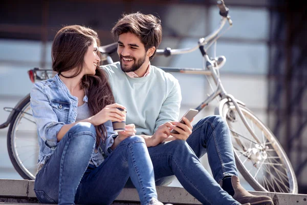 Joven Pareja Sonriente Usando Teléfono Móvil Beber Café Para Mientras — Foto de Stock