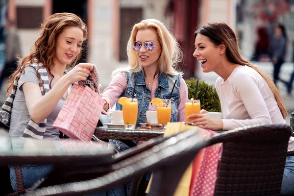 Genç Kadın Yeni Alışverişlerini Birbirleriyle Paylaşıyorlar Alışverişten Sonra Kahve Molası — Stok fotoğraf
