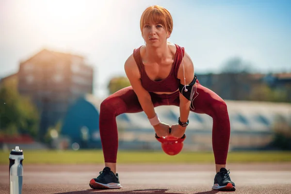 Porträtt Fitness Kvinna Workout Med Kettlebell Staden — Stockfoto