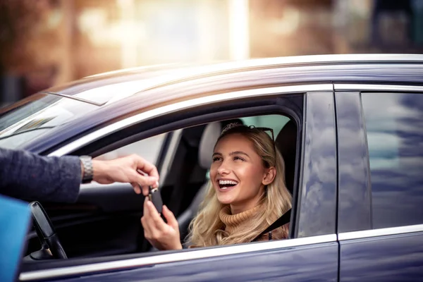 Jeune Femme Recevant Les Clés Nouvelle Voiture — Photo