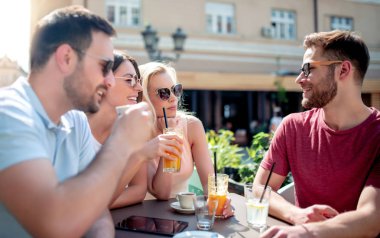 Dört arkadaş bir kafede eğleniyorlar.. 