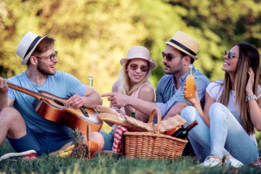 Yaz, tatil, müzik ve eğlence zaman kavramı. 