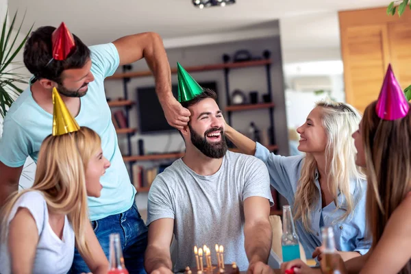 Jovem Feliz Celebrando Aniversário Casa — Fotografia de Stock