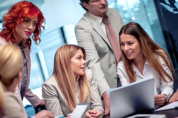 Üzletemberek Laptopot Használnak Együtt Dolgoznak Irodában — Stock Fotó