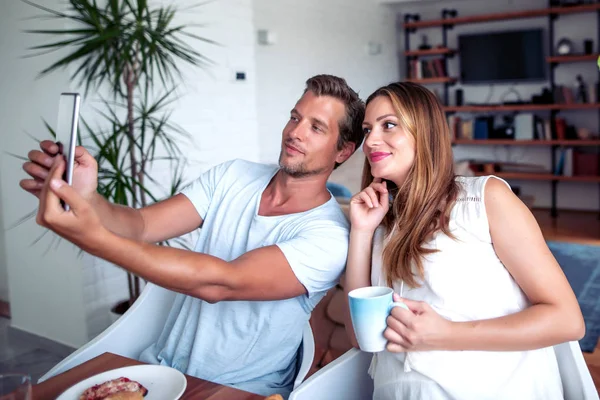 Happy Par Med Frukost Och Selfie Tillsammans Köket — Stockfoto
