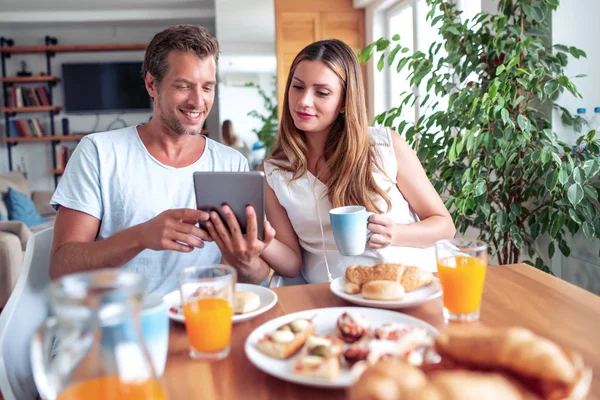 Pareja Desayunando Tomar Selfie Juntos Cocina — Foto de Stock