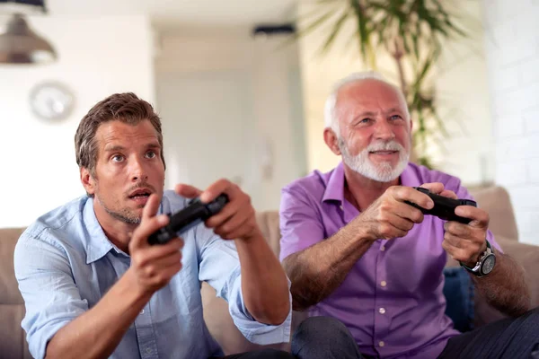 Portrét Dvou Vzrušených Mužů Kteří Doma Hrají Videohru — Stock fotografie