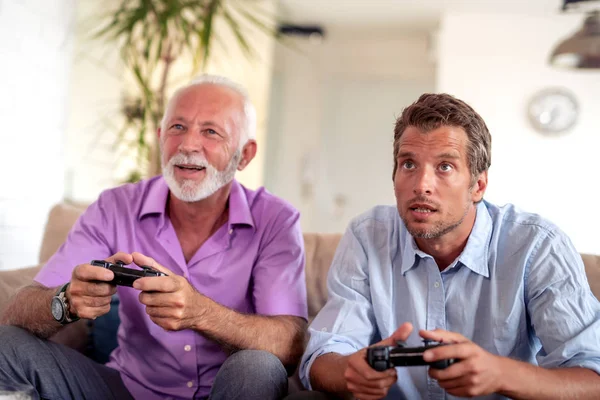 Ritratto Due Uomini Eccitati Che Giocano Videogioco Casa — Foto Stock