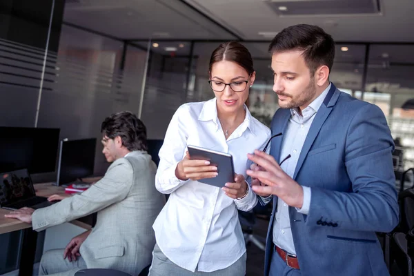 Dos Colegas Negocios Trabajando Juntos Nuevo Proyecto Una Oficina Moderna — Foto de Stock