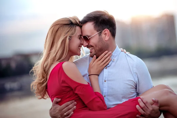 Casal Feliz Desfrutando Livre Pôr Sol — Fotografia de Stock