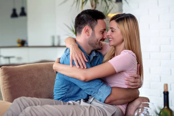 Belo Casal Feliz Passar Dia Romântico Casa — Fotografia de Stock