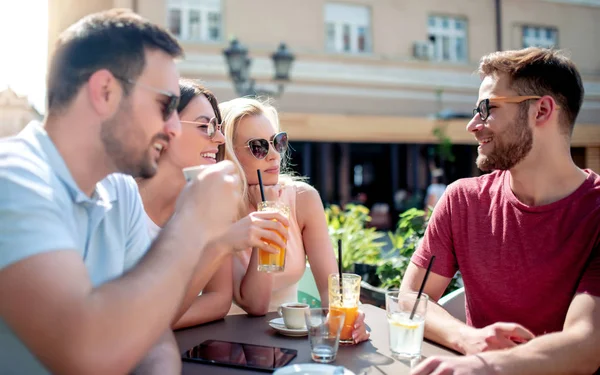 Grupo Cuatro Amigos Divirtiéndose Juntos Una Cafetería — Foto de Stock