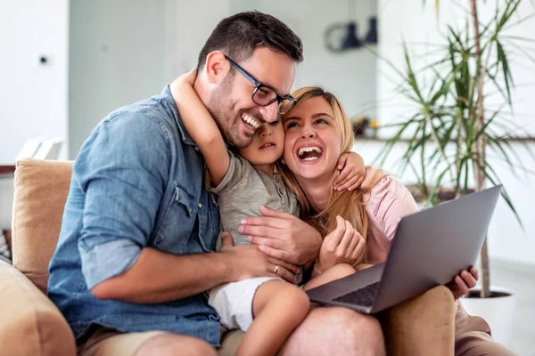 Mladá Rodina Dívá Laptop Společně Doma — Stock fotografie