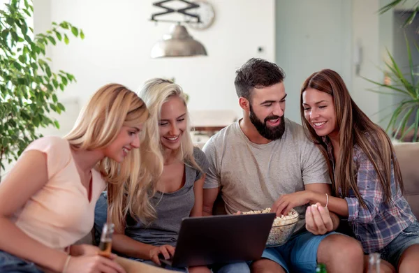 Gruppe Von Freunden Schaut Fußballspiel Laptop Und Genießt Zusammen — Stockfoto