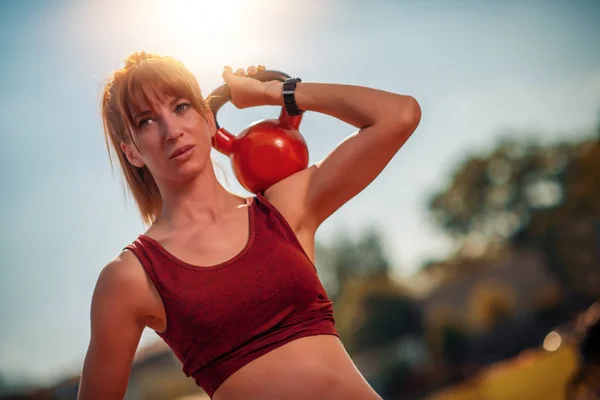 Portret Van Fitness Vrouw Workout Met Kettlebell Stad — Stockfoto