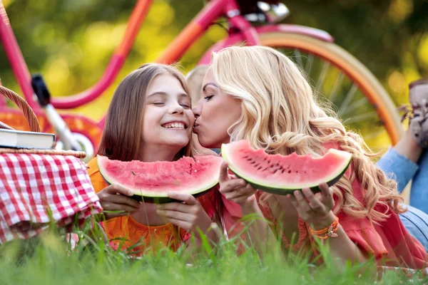 Familie Tijd Moeder Dochter Eten Watermeloen Het Park — Stockfoto
